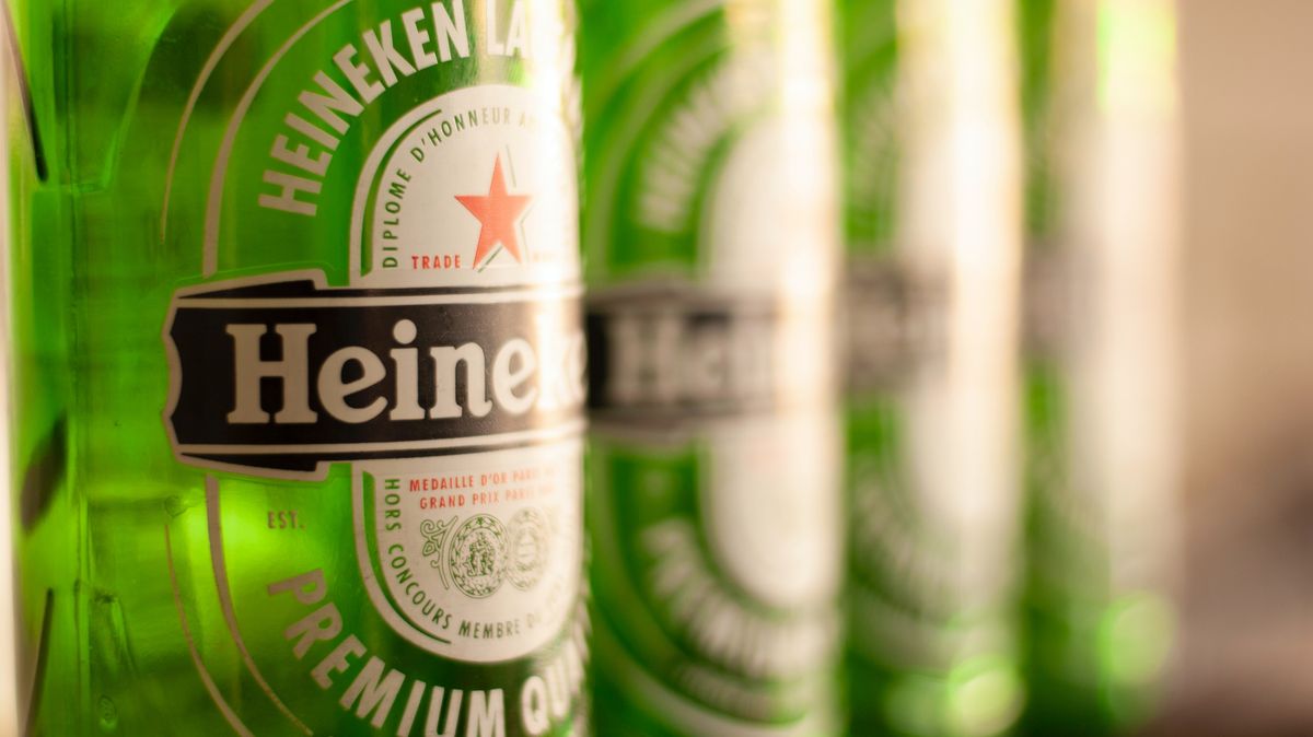 Manažeři Heinekenu přijdou o odměny. Firmě kvůli pandemii klesl zisk